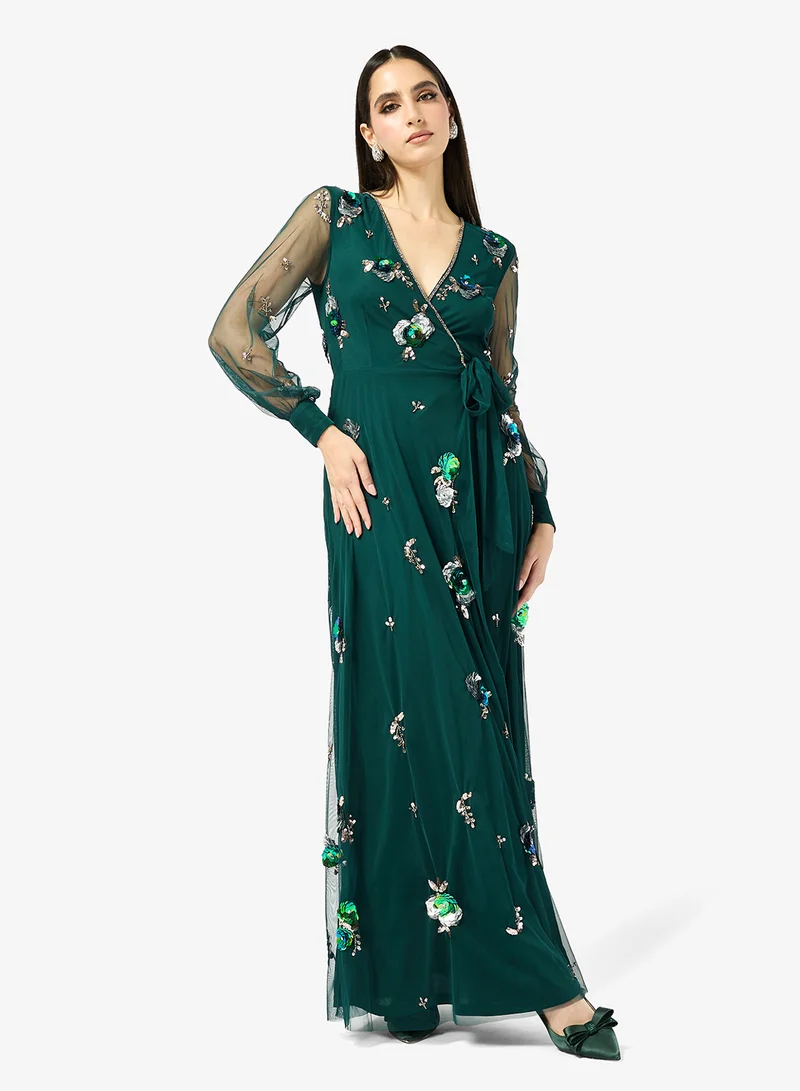 فروك اند فرل فستان ماكسي طويل بأكمام طويلة وفتحة صدر مزينة